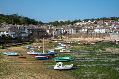 Mousehole, Cornwall, İngiltere, İngiltere. 2021 yılı. Güney Cornwall 'da Cornwall' da popüler bir Cornish tatil ve balıkçılık merkezi..