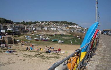 Mousehole, Cornwall, İngiltere, İngiltere. 2021 yılı. Güney Cornwall 'da Cornwall' da popüler bir Cornish tatil ve balıkçılık merkezi..