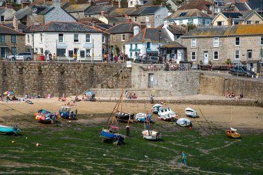 Mousehole, Cornwall, İngiltere, İngiltere. 2021 yılı. Güney Cornwall 'da Cornwall' da popüler bir Cornish tatil ve balıkçılık merkezi..