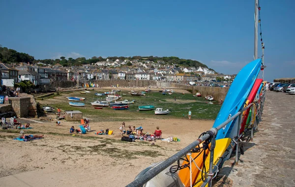 Mousehole, Cornwall, İngiltere, İngiltere. 2021 yılı. Güney Cornwall 'da Cornwall' da popüler bir Cornish tatil ve balıkçılık merkezi..