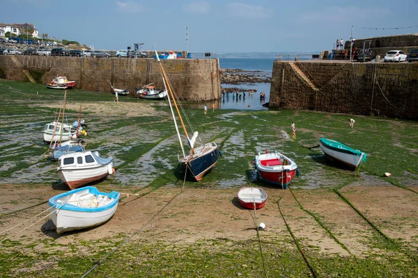 Mousehole Cornwall England 2021年 海燕是康沃尔南部受欢迎的科尼什度假和钓鱼胜地 潮水退潮时很受欢迎 朝著港口入口看 — 图库照片