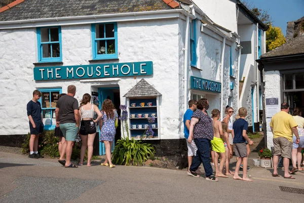 Mousehole, Cornwall, İngiltere, İngiltere. 2021 yılı. Tatilciler, Güney Cornwall 'da popüler bir Cornish tatil ve balıkçılık merkezi olan Mousehole' dan alışveriş yapıyorlar. 