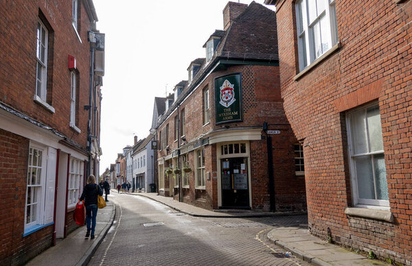 Винчестер, Хэмпшир, Англия, Великобритания. 2021 год. Паб Wykeham Arms на Кегейт-стрит в городе Винчестер, Великобритания