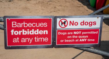 Cornwall, İngiltere, İngiltere. 2021 yılı. Barbeküler ve köpekler Cornish plajının girişinde kırmızı ve beyaz tabelayı yasakladı.. 