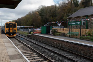 Okehampton, Devon, İngiltere, İngiltere. 2021 yılı. Dartmoor Hattı yolcu treni Okehampton İstasyonu, hattın sonunda, kısa süre önce Dartmoor 'u ziyaret etmek için tekrar açıldı..