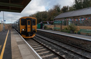 Okehampton, Devon, İngiltere, İngiltere. 2021 yılı. Dartmoor Hattı yolcu treni Okehampton İstasyonu, hattın sonunda, kısa süre önce Dartmoor 'u ziyaret etmek için tekrar açıldı..