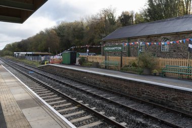 Okehampton, Devon, İngiltere, İngiltere. 2021 yılı. Okehampton İstasyonu geçenlerde yeniden açıldı, Dartmoor Hattı 'nın sonu.