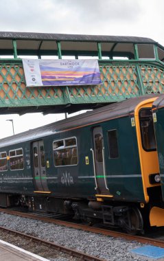 Okehampton, Devon, İngiltere, İngiltere. 2021 yılı. Dartmoor Hattı yolcu treni Okehampton İstasyonu, hattın sonunda, kısa süre önce Dartmoor 'u ziyaret etmek için tekrar açıldı..