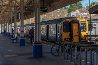Exeter, Devon, İngiltere, İngiltere. 2021 yılı. Dartmoor Hattı yolcu treni Exeter St Davids tren istasyonundan Okehampton 'a hareket etmek için bekliyor..