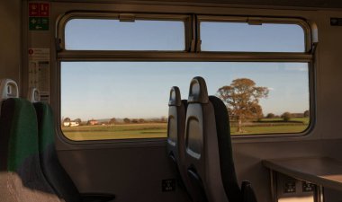 Devon, İngiltere, İngiltere. 2021 yılı. Tren Devonshire kırsalından geçerken manzaralı bir şekilde oturan yolcu treni. Dartmoor Hattı.