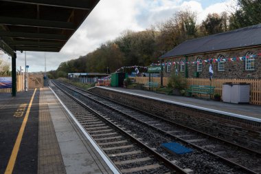 Okehampton, Devon, İngiltere, İngiltere. 2021 yılı. Okehampton İstasyonu geçenlerde yeniden açıldı, Dartmoor Hattı 'nın sonu.