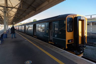 Exeter, Devon, İngiltere, İngiltere. 2021 yılı. Dartmoor Hattı yolcu treni Exeter St Davids 'ten Okehampton tren istasyonuna gitmek için bekliyor..