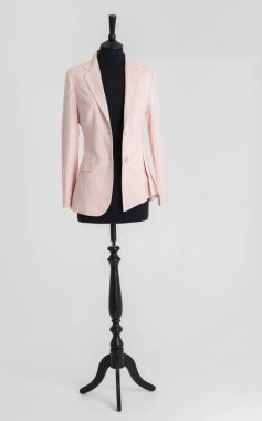 İngiltere, İngiltere. 2021 yılı. Pembe kadın ceketi terzide asılı, aptal.