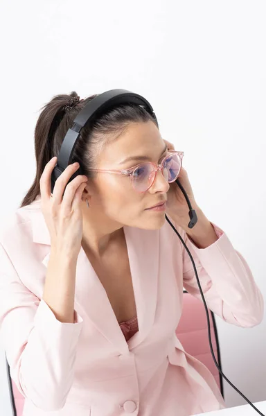 England 2021 Woman Wearing Pink Jacket Adjusting Telephone Headset Office — Stock Photo, Image