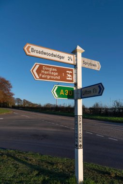 Devon, İngiltere 'de bir otoban boyunca sürücüler için yol tabelası.