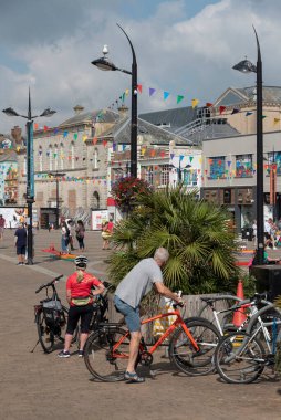 Truro, Cornwall, İngiltere. 2021 yılı. Truro, İngiltere 'nin merkezindeki bir bisiklet parkında bisikletçiler.