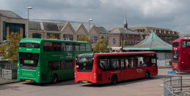 Truro, Cornwall, İngiltere. 2021 yılı. Şehir merkezindeki Truro Otobüs İstasyonu 'na gelen ve giden otobüsler. 