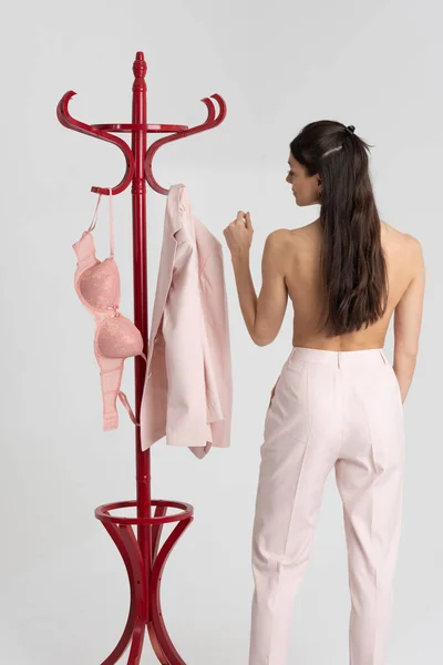England 2021 Woman Getting Dressed Pink Bra Jacket Clothes Stand — Stock Photo, Image