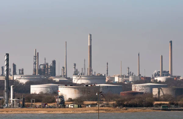 Фолі Саутгемптон Велика Британія 2022 Storage Tank Chimney Fawley Refinery — стокове фото