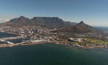 Cape Town Güney Afrika. 2022 yılı. Cape Town 'un şehir ve sahil kıyısı, Masa Dağı' nın havadan görünüşü.. 