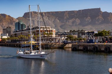 Cape Town Güney Afrika. 2022 yılı. Cape Town Limanı 'ndan Masa Dağı' nın arka planıyla geçen turist gezisi yatı.