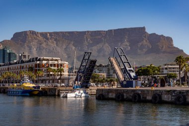 Cape Town Güney Afrika. 2022 yılı. V & A havzasından Alfred Basin 'e geçmek için yaya köprüsü açık. Cape Town Rıhtımı. 