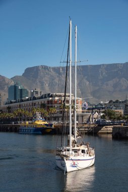 Cape Town Güney Afrika. 2022 yılı. Cape Town Limanı 'ndan Masa Dağı' nın arka planıyla geçen turist gezisi yatı.