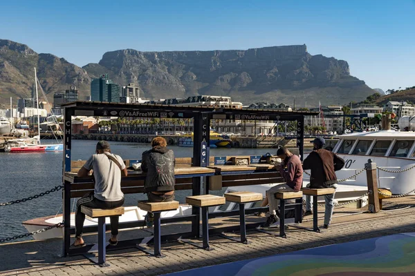 Ciudad Del Cabo Sudáfrica 2022 Los Hombres Jóvenes Que Utilizan — Foto de Stock