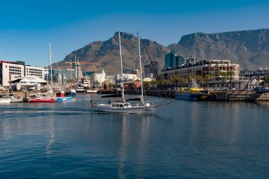 Cape Town Güney Afrika. 2022 yılı. Cape Town Limanı 'ndan Masa Dağı' nın arka planıyla geçen turist gezisi yatı.