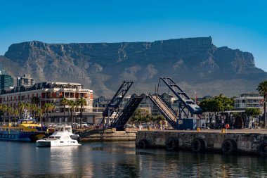 Cape Town Güney Afrika. 2022 yılı. V & A havzasından Alfred Basin 'e geçmek için yaya köprüsü açık. Cape Town Rıhtımı.