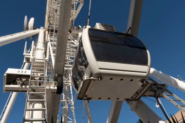 Güney Afrika. 2022 yılı. Yukarıya bakan büyük bir tekerlek üzerindeki yolcu gözlem kabini.