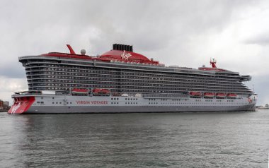 Portsmouth, İngiltere, İngiltere. 2022 yılı. Seyir gemisi Valient Lady Portsmouth Limanı İngiltere 'den ayrılıyor. HMS Kraliçe Elisabeth uçak gemisini geçiyoruz.