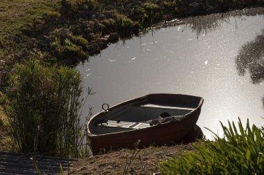 Batı Burnu, Güney Afrika. 2022 yılı. Su üstünde kürekleri olan küçük bir kayık..