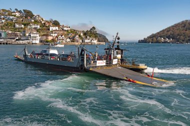 River Dart, Güney Devon, İngiltere, İngiltere. 2022 yılı. Düşük yolcu ve araç feribotu Dartmouth 'tan Kingswear' e giden Dart Nehri 'nden geçiyor. Yükleme rampası indiriliyor..