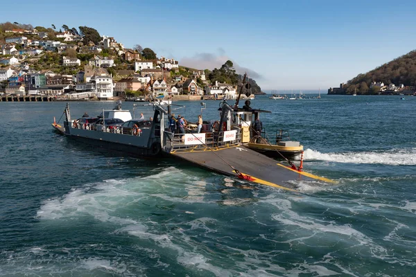 River Dart, Güney Devon, İngiltere, İngiltere. 2022 yılı. Düşük yolcu ve araç feribotu Dartmouth 'tan Kingswear' e giden Dart Nehri 'nden geçiyor. Yükleme rampası indiriliyor..