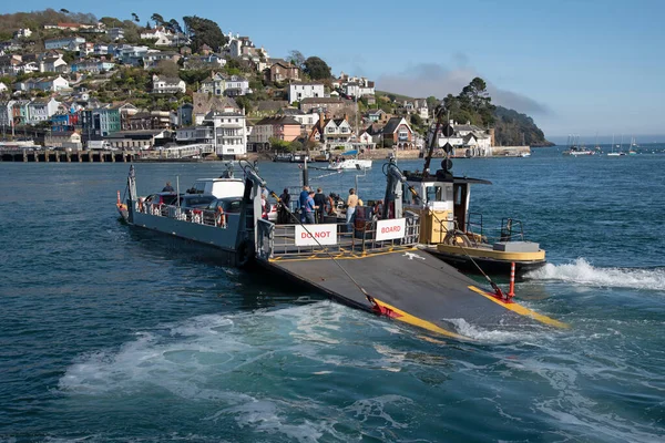 River Dart, Güney Devon, İngiltere, İngiltere. 2022 yılı. Düşük yolcu ve araç feribotu Dartmouth 'tan Kingswear' e giden Dart Nehri 'nden geçiyor. Yükleme rampası indiriliyor..