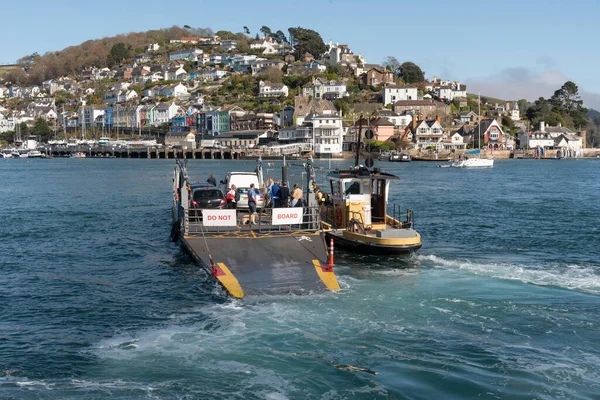 River Dart, Güney Devon, İngiltere, İngiltere. 2022 yılı. Düşük yolcu ve araç feribotu Dartmouth 'tan Kingswear' e giden Dart Nehri 'nden geçiyor. Yükleme rampası indiriliyor..