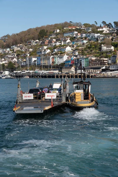 River Dart, Güney Devon, İngiltere, İngiltere. 2022 yılı. Alt yolcu ve araç feribotu Dartmouth 'tan Kingswear' e Dart Nehri 'nden geçiyor. Arka taraftaki yükleme rampası kalkıyor..