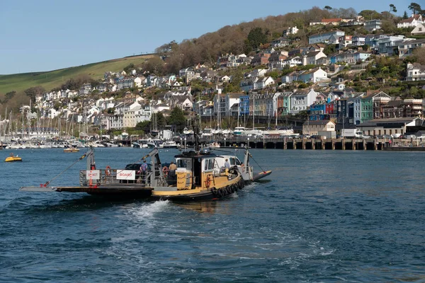 River Dart, Güney Devon, İngiltere, İngiltere. 2022 yılı. Alt yolcu ve araç feribotu Dartmouth 'tan Kingswear' e Dart Nehri 'nden geçiyor. Arka taraftaki yükleme rampası kalkıyor..