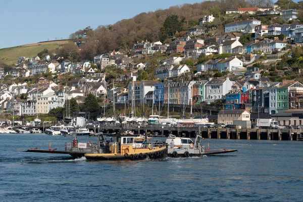 River Dart, Güney Devon, İngiltere, İngiltere. 2022 yılı. Alt yolcu ve araç feribotu Dartmouth 'tan Kingswear' e Dart Nehri 'nden geçiyor. Arka taraftaki yükleme rampası kalkıyor..