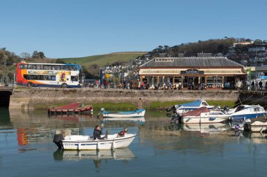 Dartmouth, Devon, İngiltere, İngiltere. 2022 yılı. Dartmouth Devon, İngiltere 'deki küçük limanda insan ve köpek teknesi gezintisi..