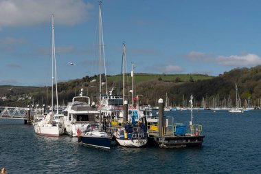 Dartmouth, Güney Devon, İngiltere, İngiltere. 2022 yılı. Devon, İngiltere 'deki Dartmouth' taki River Dart. Kent Limanı 'nın ortasındaki bir rıhtımda tekneler rıhtıma yanaştı..