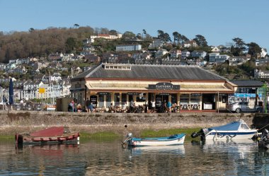 Dartmouth Güney Devon, İngiltere, İngiltere. 2022 yılı. Tarihi rezervasyon bürosu ve durağı Dartmouth Limanı 'nda bir kafe restoranı olarak görülüyor..