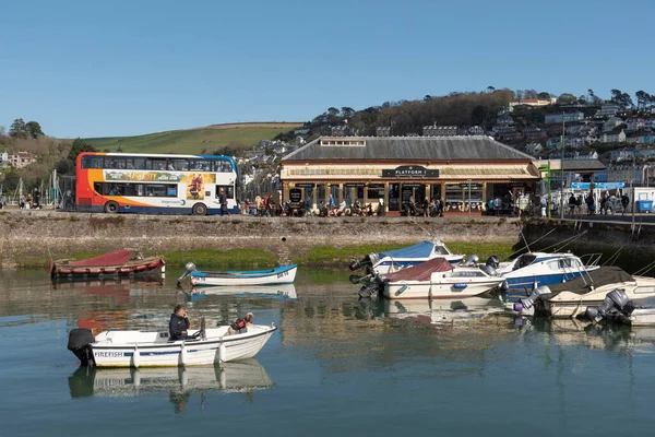 Dartmouth, Devon, İngiltere, İngiltere. 2022 yılı. Dartmouth Devon, İngiltere 'deki küçük limanda insan ve köpek teknesi gezintisi..
