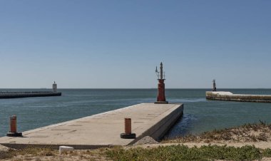 Velddrif, Laaiplek bölgesi Batı Sahili, Güney Afrika. 2022 yılı. Gemilerin limandan geçerek Berg Nehri 'nden ayrıldığı St. Helena Körfezi' ne ve Atlantik Okyanusu 'na bakıyorum..