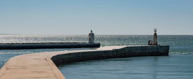 Velddrif, Laaiplek bölgesi Batı Sahili, Güney Afrika. 2022 yılı. Gemilerin limandan geçerek Berg Nehri 'nden ayrıldığı St. Helena Körfezi' ne ve Atlantik Okyanusu 'na bakıyorum..
