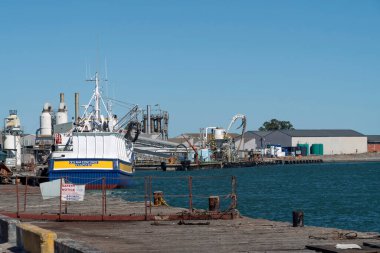 Velddrif, Laaiplek bölgesi Batı Sahili, Güney Afrika. 2022 yılı. Batı yakası boyunca Velddrif Limanı 'ndaki balık fabrikası, yanında balıkçı teknesi..