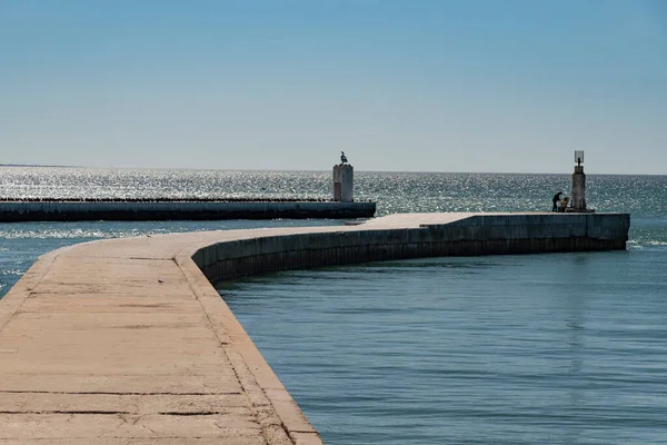 Velddrif, Laaiplek bölgesi Batı Sahili, Güney Afrika. 2022 yılı. Gemilerin limandan geçerek Berg Nehri 'nden ayrıldığı St. Helena Körfezi' ne ve Atlantik Okyanusu 'na bakıyorum..