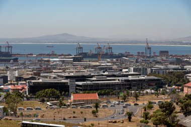 Cape Town, Güney Afrika. 2022 yılı. Cape Town 'daki sahil ve konteynır limanındaki iş ofislerinin genel görünümü.