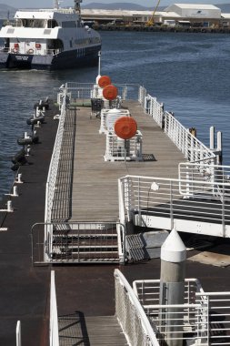 Cape Town Güney Afrika. 2022 yılı. Cape Town Limanı 'na nakliye için varış ve kalkış iskelesi. Güney Afrika.